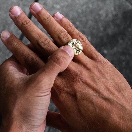 Cómo Elegir la Joyería Perfecta para tu Tipo de Piel: Guía Detallada - ATHEREOS